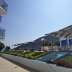 فندق Surf 2*